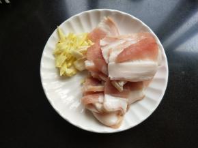 五花肉切薄片，生姜切丝。