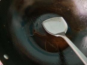 锅内放油，烧热。