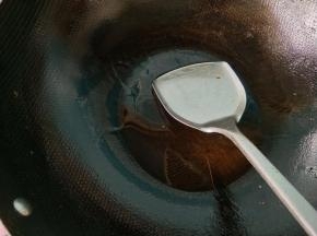 锅内放油，烧热。