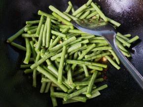 放入豆角，翻炒。