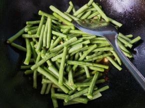 放入豆角，翻炒。