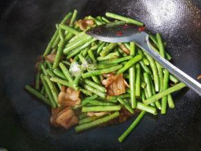 小火翻炒，放盐，白糖，陈醋，翻炒。