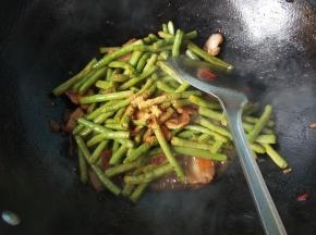 豆角炒熟后，放味极鲜，孜然粉，翻炒。
