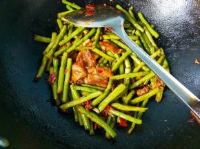 放鸡精，炒均匀后可以出锅啦！