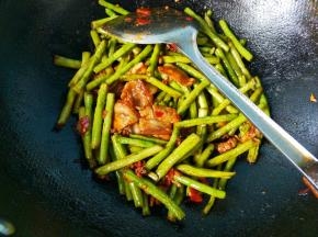 放鸡精，炒均匀后可以出锅啦！