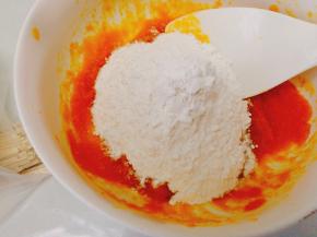 南瓜泥里分次加入糯米粉，这个是第一次