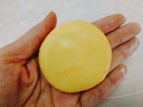 用虎口包法，最后轻轻压成饼状