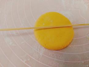 用一个竹签压出4条对称线，也可以3条