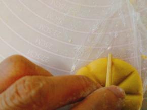 再用竹签压出花边