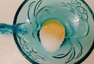 发酵粉里加入适量白糖，用温水化开，激发