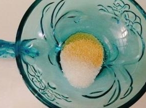 发酵粉里加入适量白糖，用温水化开，激发
