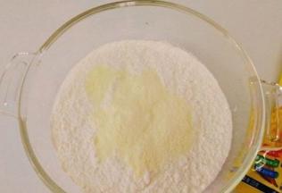 称好面粉加入奶粉，搅拌均匀