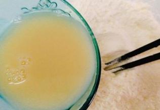 将激发好的酵母水加入面粉里，建议边倒边拌