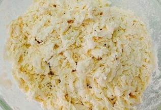 最后加点温水拌成絮状