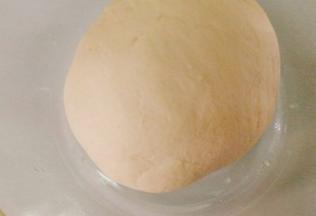 揉至光滑面团，包上保鲜膜进行发酵