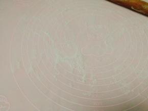 案板上撒上干粉