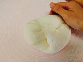 将面团反复揉，揉越久蒸出来的馒头越光滑