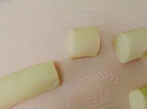 搓长条切大小相同的小段