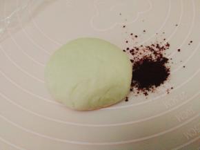 剩30克面团出来揉进红曲粉