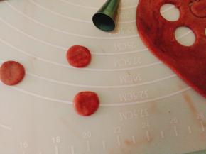 将红面团擀面皮用裱花嘴中号压出圆形