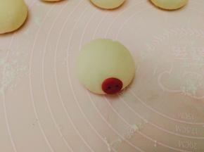用筷子戳两个小洞当小猪的鼻子