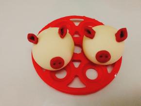 剪好的油纸垫在小猪馒头底下再放在蒸盘里盖上盖子进行二次发酵