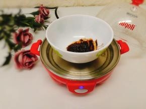 融化就可以，防止变干碗就直接放上面