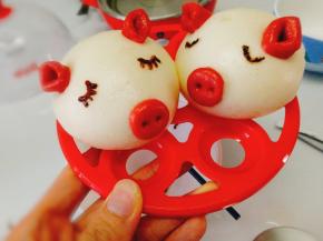 用烘焙画笔画上小猪的眼睛