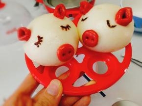 用烘焙画笔画上小猪的眼睛