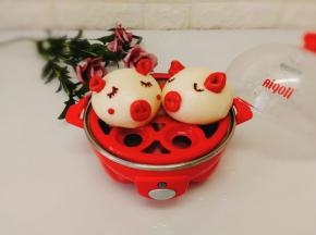再用红色素点两个腮红，这步大家可以随意