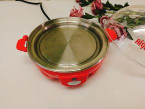 蒸蛋器里注入清水，水量不超过外沿线即可，