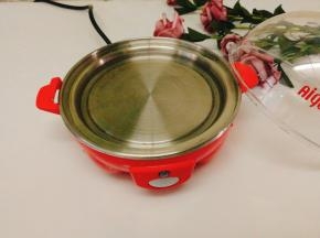 蒸蛋器里注入清水，水量不超过外沿线即可，