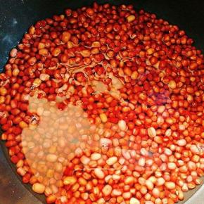 把泡好的红豆放进电饭煲里，倒入清水没过红豆一指节多一点点。