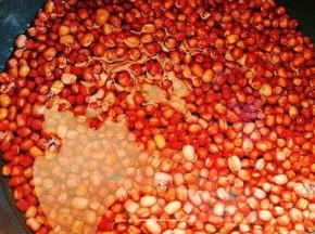 把泡好的红豆放进电饭煲里，倒入清水没过红豆一指节多一点点。