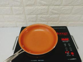 取出平底锅加热刷上油