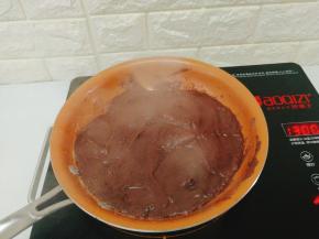 倒入豆沙，调中小火