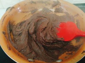 用铲子不断翻炒