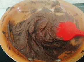 用铲子不断翻炒