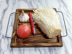 准备食材，火腿可以不放，我家宝贝喜欢荤素搭配炒出来的菜，所以我放了火腿和生菜，颜色好看，才能诱惑小孩子的味蕾。