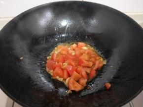 锅中放入食用油，油温6成时，加入切好的蒜炒香，再把切好的番茄倒入锅中煸炒。