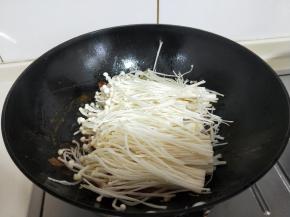 加入洗干净的金针菇大火烧开。