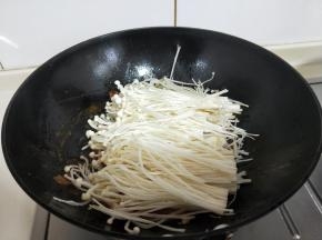 加入洗干净的金针菇大火烧开。