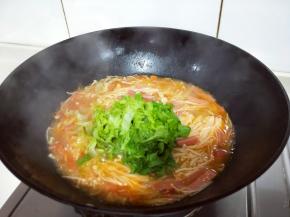 加入切好的生菜，煸炒片刻关火出锅。