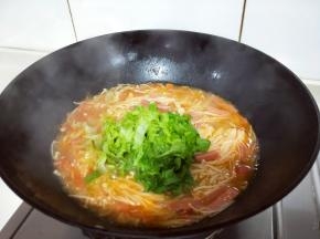 加入切好的生菜，煸炒片刻关火出锅。