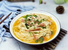 装盘撒上葱花即可开吃，宝贝说，很美味的一餐。