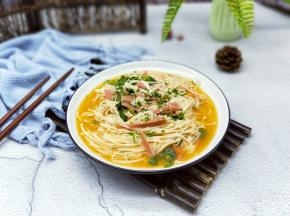 喜欢吃辣的可以加一些辣椒，那样也许更加美味。