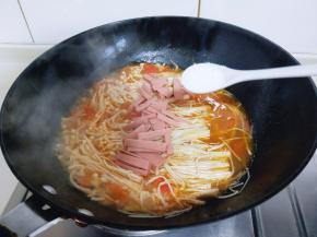 加入食用盐，糖调味出锅，可以根据口味调味。