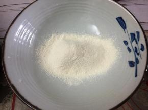 首先制作面糊。准备一个大碗，先加入玉米面粉。