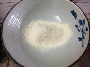 首先制作面糊。准备一个大碗，先加入玉米面粉。