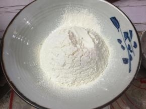 接着加入中筋面粉。